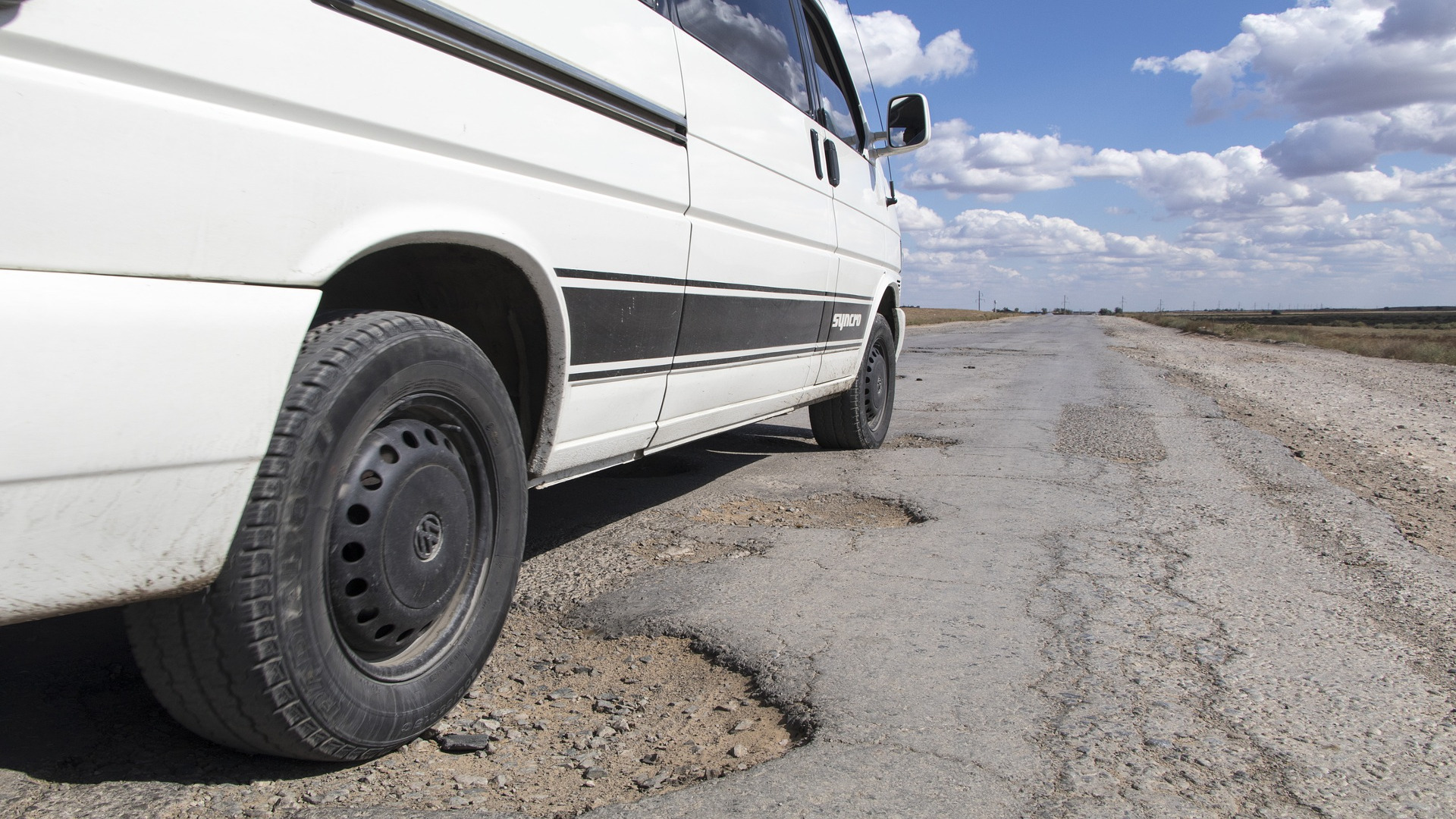 Si sufres un accidente por culpa del mal estado de la carretera puedes reclama los daños1920