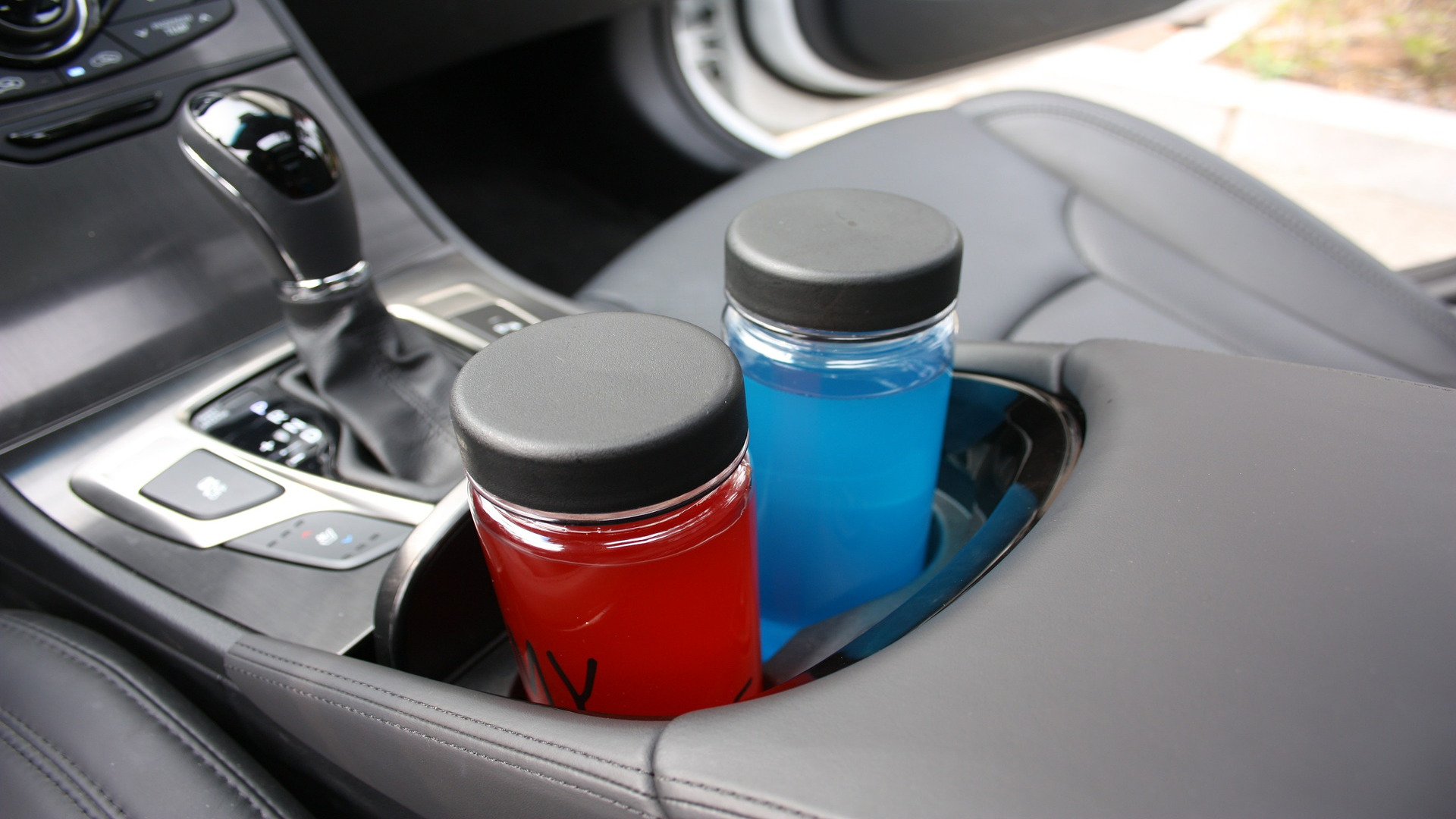 La DGT avisa llevar una botella de agua dentro del coche puede ser peligroso1920