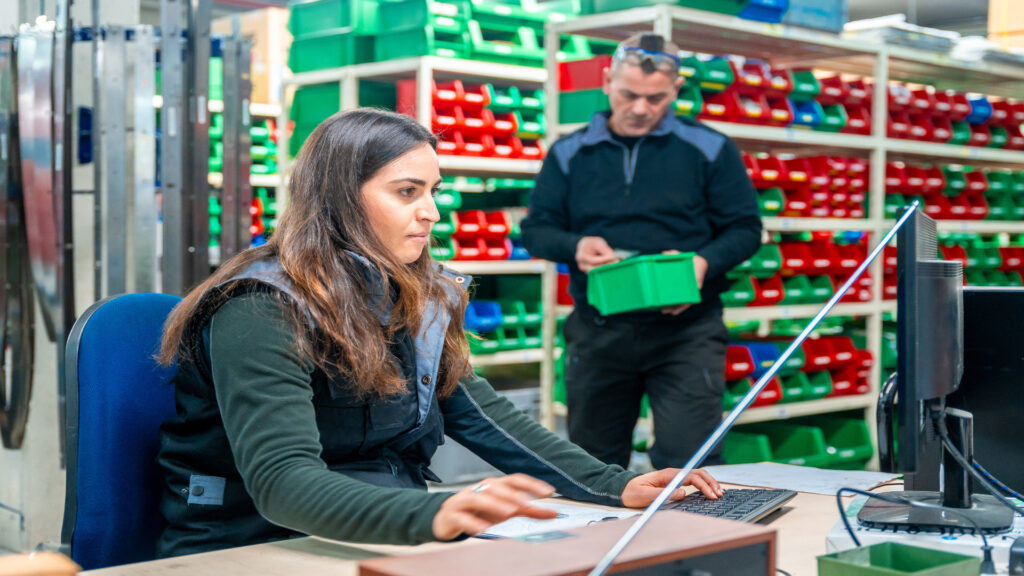 En el mundo del motor, la diferencia entre un buen servicio y uno excelente está en una palabra: disponibilidad. Y eso solo se consigue si el almacén de recambios está constantemente actualizado. ¿Qué significa estar al día? 1. Tener en stock los últimos recambios y accesorios del mercado, compatibles con modelos nuevos y actuales. 2. Conocer novedades técnicas, referencias actualizadas y sustituciones. 3. Estar al tanto de cambios de normativa, sobre todo en emisiones, seguridad y homologaciones. 4. Disponer de catálogos digitales, integraciones con software de taller y herramientas de identificación rápida. ¿Por qué importa tanto? 1. Reduce tiempos de espera para talleres y clientes. 2. Evita errores en pedidos y devoluciones innecesarias. 3. Transmite confianza y profesionalidad. 4. Permite asesorar mejor y generar más ventas cruzadas. En un sector tan competitivo, no basta con tener recambios. Hay que tener los adecuados, en el momento justo y con información fiable. Un almacén desactualizado es un problema para todos. Uno bien conectado con las últimas referencias… es un socio estratégico.