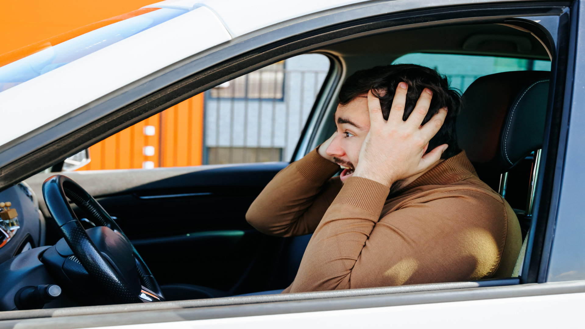 El coche suele avisar cuando algo no va bien, y muchas veces lo hace a través de ruidos que no deberíamos ignorar. Prestar atención a estos sonidos puede ayudarte a detectar una avería a tiempo y evitar reparaciones más costosas. Uno de los más comunes es un chirrido al frenar. Este ruido suele indicar que las pastillas de freno están desgastadas y necesitan cambiarse. Si se sigue circulando así, el desgaste puede llegar a los discos de freno y la reparación será mucho más cara. Otro sonido preocupante es un golpe o “clonk” al pasar por baches o girar el volante. Esto puede estar relacionado con la suspensión o la dirección, como rótulas, amortiguadores o silentblocks desgastados. Ignorarlo puede afectar a la estabilidad y seguridad del vehículo. Por último, un zumbido o ruido que aumenta con la velocidad puede indicar desgaste en los rodamientos de las ruedas o problemas en la transmisión. Este tipo de fallo suele empeorar con el tiempo si no se revisa. Escuchar el coche y actuar a tiempo es clave para evitar averías mayores. Ante cualquier ruido extraño, lo mejor es revisarlo cuanto antes y utilizar recambios de calidad para garantizar un funcionamiento seguro y duradero.