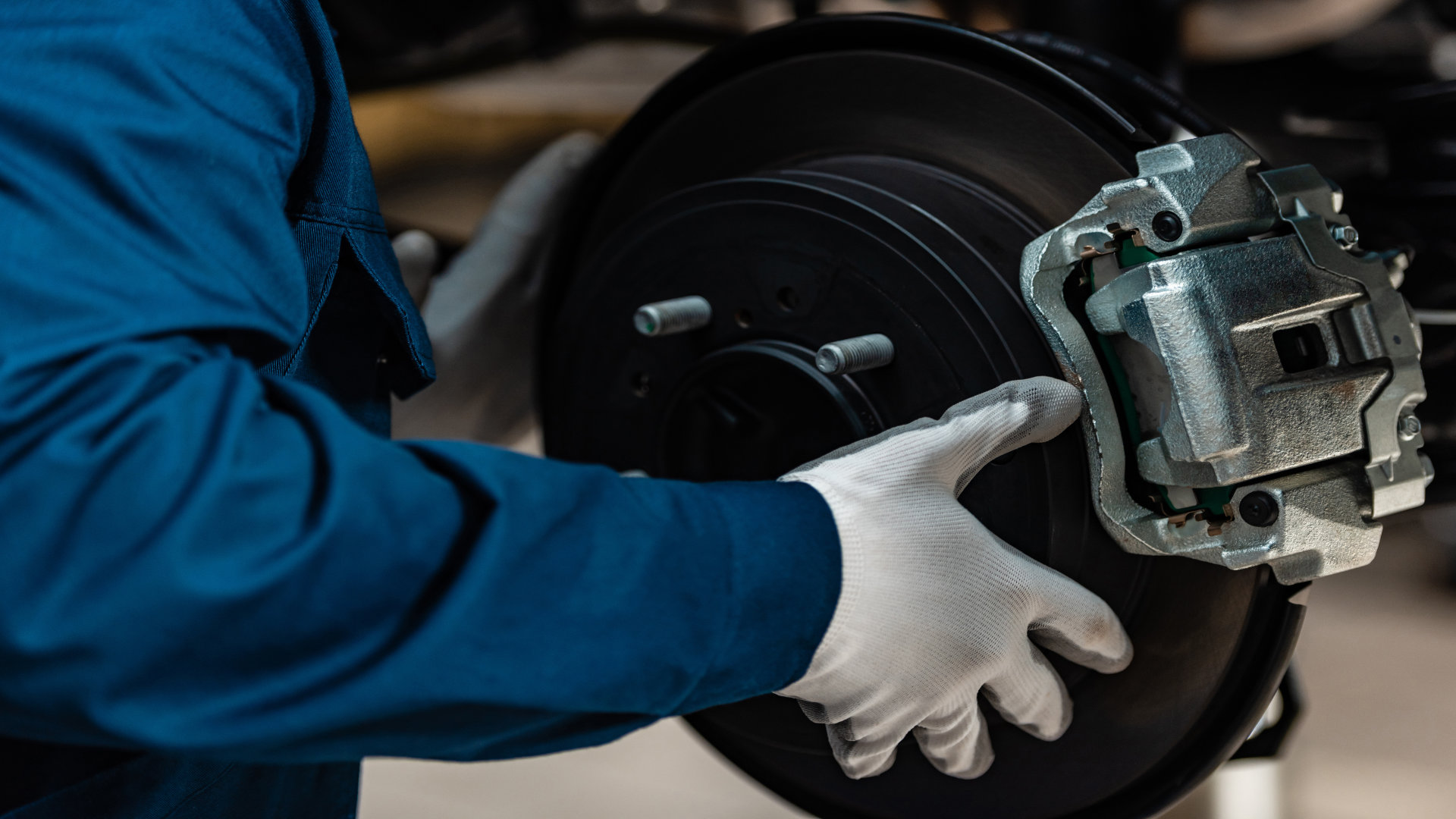 El sistema de frenos es uno de los elementos más importantes para la seguridad de cualquier vehículo. Detectar una avería a tiempo puede evitar accidentes y reparaciones más costosas. Por eso es fundamental prestar atención a ciertas señales que indican que algo no está funcionando correctamente. Uno de los primeros síntomas suele ser un ruido metálico o chirrido al frenar. Esto normalmente indica que las pastillas de freno están desgastadas y necesitan ser sustituidas. Si se ignora durante mucho tiempo, el desgaste puede llegar a los discos, encareciendo la reparación. Otra señal clara es la pérdida de eficacia al frenar. Si el pedal se siente más blando de lo normal, el vehículo tarda más en detenerse o hay que presionar más fuerte el pedal, puede haber un problema en el sistema hidráulico, falta de líquido de frenos o desgaste en los componentes. También es importante fijarse si el vehículo vibra al frenar o se desvía hacia un lado. Esto puede deberse a discos de freno deformados, pinzas en mal estado o un desgaste irregular de las pastillas. Por último, revisar periódicamente el nivel y estado del líquido de frenos ayuda a prevenir problemas. Un mantenimiento básico y la sustitución a tiempo de las piezas de desgaste garantizan que el sistema funcione correctamente. Detectar estos síntomas a tiempo y acudir a un profesional o a un almacén de recambios de confianza permite solucionar el problema antes de que se convierta en una avería mayor. Porque cuando se trata de frenos, la prevención es siempre la mejor inversión.