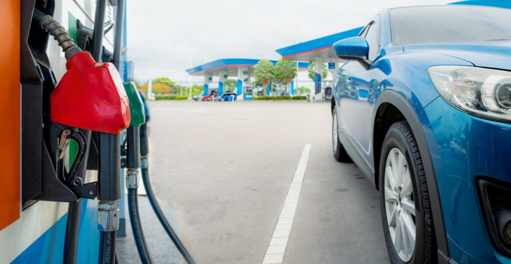 Los combustibles sintéticos, también conocidos como e-fuels, están despertando un gran interés como alternativa para reducir las emisiones sin necesidad de sustituir millones de vehículos con motor de combustión. Se producen a partir de hidrógeno obtenido con energías renovables y dióxido de carbono capturado de la atmósfera, creando un combustible compatible con muchos motores actuales. Una de sus principales ventajas es que podrían utilizarse en gran parte de los vehículos ya existentes, aprovechando la infraestructura actual de estaciones de servicio y reduciendo la necesidad de realizar grandes modificaciones en los motores. Sin embargo, todavía presentan algunos desafíos. Su proceso de fabricación es complejo, su coste es elevado y la producción a gran escala aún es limitada. Por ello, su implantación dependerá de los avances tecnológicos y de la inversión en energías renovables. Todo apunta a que los combustibles sintéticos tendrán un papel importante, especialmente en sectores como el transporte pesado, la aviación o la maquinaria agrícola, donde la electrificación resulta más complicada. Aunque todavía queda camino por recorrer, los e-fuels representan una opción prometedora para avanzar hacia un transporte más sostenible, combinando innovación, reducción de emisiones y el aprovechamiento del parque de vehículos existente.