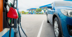 Los combustibles sintéticos, también conocidos como e-fuels, están despertando un gran interés como alternativa para reducir las emisiones sin necesidad de sustituir millones de vehículos con motor de combustión. Se producen a partir de hidrógeno obtenido con energías renovables y dióxido de carbono capturado de la atmósfera, creando un combustible compatible con muchos motores actuales. Una de sus principales ventajas es que podrían utilizarse en gran parte de los vehículos ya existentes, aprovechando la infraestructura actual de estaciones de servicio y reduciendo la necesidad de realizar grandes modificaciones en los motores. Sin embargo, todavía presentan algunos desafíos. Su proceso de fabricación es complejo, su coste es elevado y la producción a gran escala aún es limitada. Por ello, su implantación dependerá de los avances tecnológicos y de la inversión en energías renovables. Todo apunta a que los combustibles sintéticos tendrán un papel importante, especialmente en sectores como el transporte pesado, la aviación o la maquinaria agrícola, donde la electrificación resulta más complicada. Aunque todavía queda camino por recorrer, los e-fuels representan una opción prometedora para avanzar hacia un transporte más sostenible, combinando innovación, reducción de emisiones y el aprovechamiento del parque de vehículos existente.